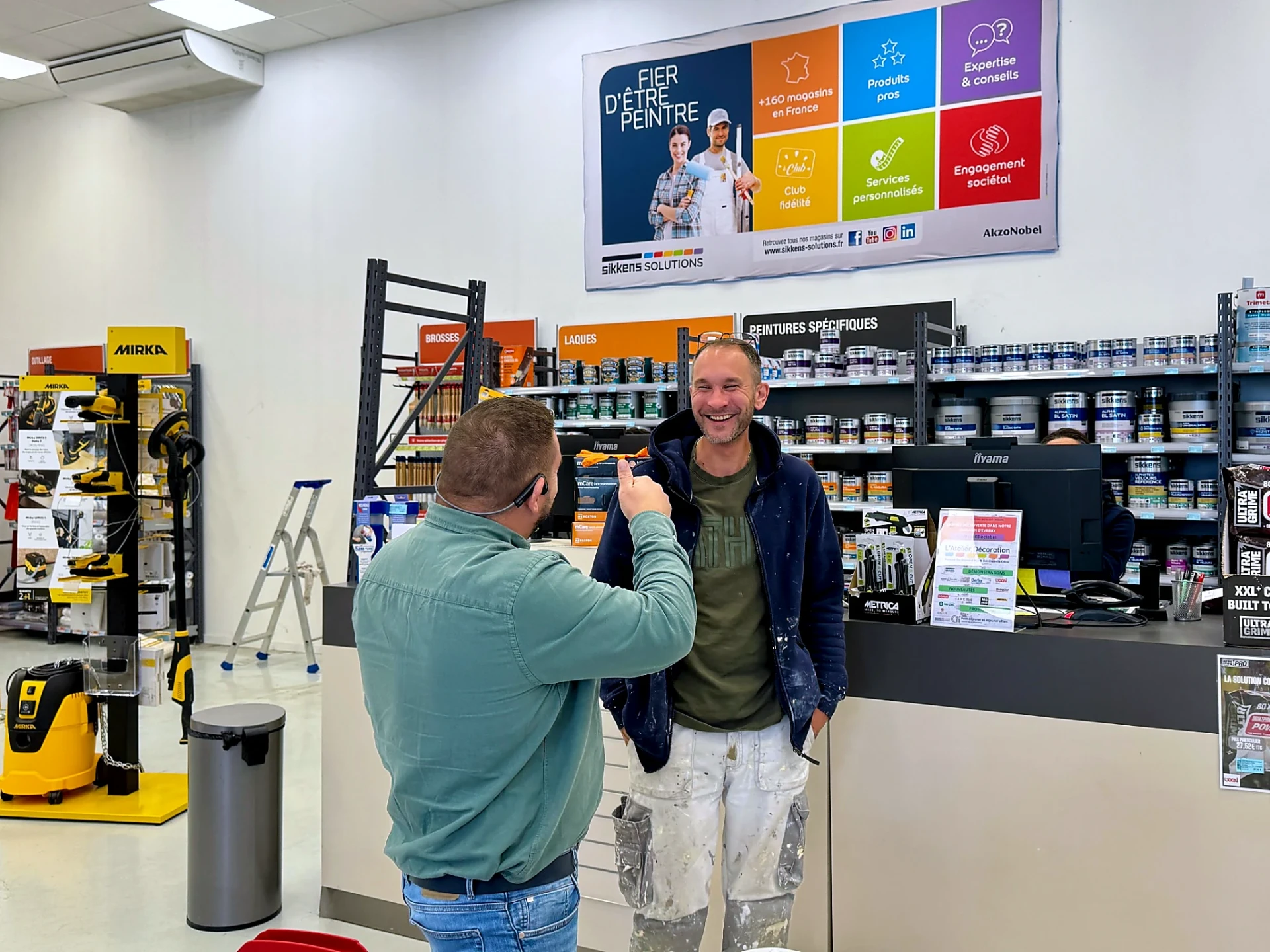 Conseiller expert accompagnant un artisan peintre